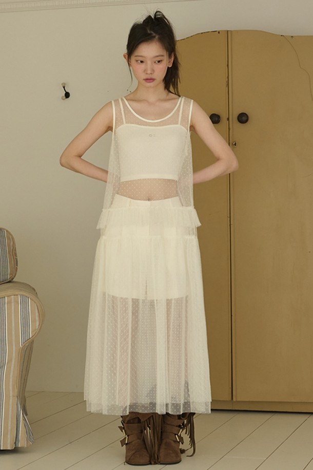 도트 시스루 롱 레이어드 메쉬 드레스_아이보리는 여성스러운 무드를 연출하는 원피스입니다. 부드러운 촉감의 나일론과 폴리에스테르 혼방 소재로 제작되어 봄, 여름 시즌에 시원하게 착용 가능합니다. 라운드넥과 민소매 디자인에 도트 패턴과 레이스 디테일이 더해져 우아하고 페미닌한 스타일을 완성합니다. 시스루 소재와 레이어드 디자인, 플리츠 디테일이 특징이며, 레귤러핏으로 편안하게 착용할 수 있습니다. 데이트룩, 카페룩, 모임룩 등 다채로운 TPO에 로맨틱, 클래식, 미니멀한 스타일로 연출해보세요.
