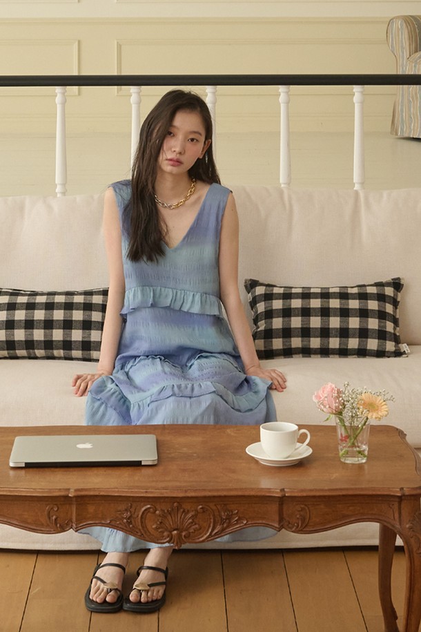 블루 미스트 색상의 Sleeveless Ruffle Tiered 롱 드레스입니다. 얇고 부드러운 시폰 소재로 제작되어 쿨터치 촉감을 선사하며, 봄, 여름 계절에 시원하게 착용하기 좋습니다. V넥 라인과 릴랙스 핏 디자인으로 편안하면서도 로맨틱하고 페미닌한 무드를 연출합니다. 티어드 치마와 러플 디테일, 캐스케이딩 러플이 더해져 여성스러운 실루엣을 강조하며, 데이트룩, 휴가룩, 리조트룩에 잘 어울립니다.
