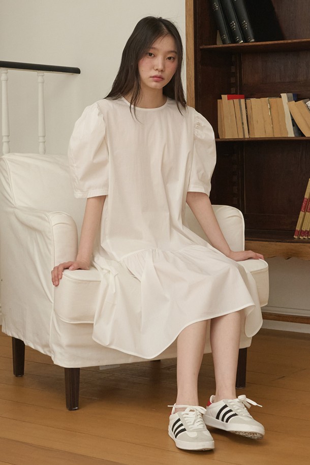 백 리본 셔링 드레스는 여성스러운 분위기를 연출하는 캐주얼 원피스입니다. 부드러운 면, 나일론, 스판덱스 혼방 소재로 제작되어 편안한 착용감을 선사하며, 은은한 광택감이 고급스러운 느낌을 더합니다. 라운드넥에 백 리본 디테일, 퍼프 소매, 밑단 러플 디자인이 돋보이며, 미니 기장으로 경쾌한 스타일을 완성합니다. 데이트룩, 카페룩, 봄 소풍룩 등 다양한 TPO에 활용 가능하며, 스타일은 걸리시, 미니멀룩을 즐기는 분들께 추천합니다. 화이트와 블랙 두 가지 컬러로 만나보세요.
