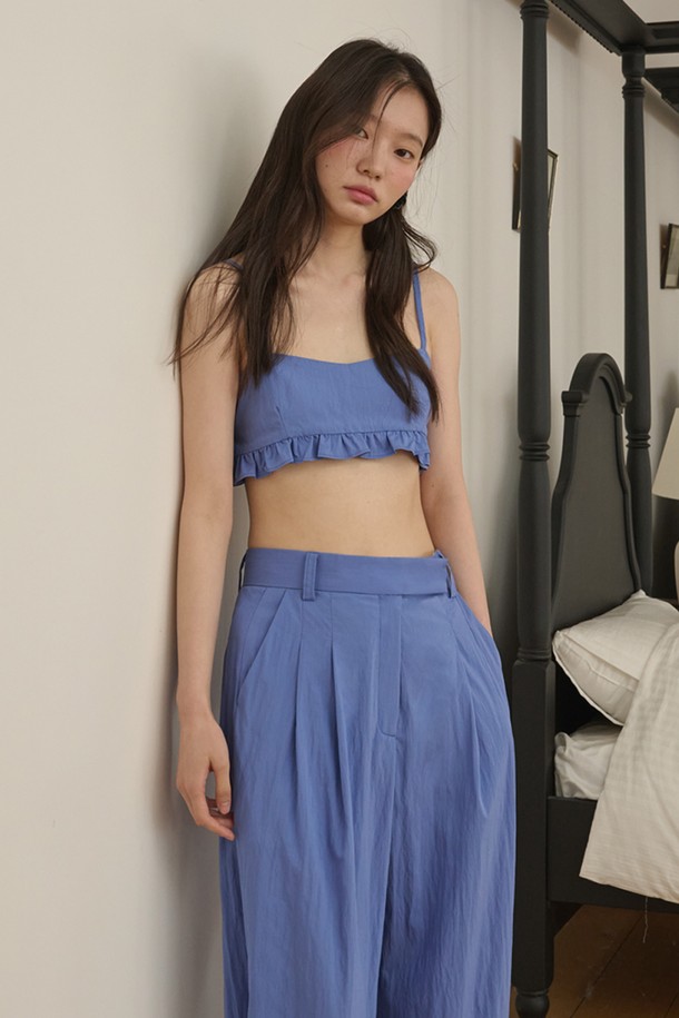 프릴 미니 뷔스티에_빈티지 블루는 페미닌하고 시크한 스타일을 연출하는 여성 의류입니다. 봄, 여름 시즌에 어울리는 얇은 두께감의 민소매 크롭탑으로, 레이온과 나일론 혼방 소재로 제작되었습니다. 빈티지 블루와 블랙 두 가지 색상으로 만나보실 수 있으며, 프릴 디테일이 여성스러운 분위기를 더합니다. 어깨끈과 뒷면 끈 조절이 가능하여 핏을 조절할 수 있으며 단독 또는 티셔츠와 레이어드하여 다양한 스타일을 연출할 수 있습니다. 데이트룩, 카페룩, 휴가룩 등 특별한 날에 시크하고 미니멀하며 로맨틱한 무드를 더해보세요.
