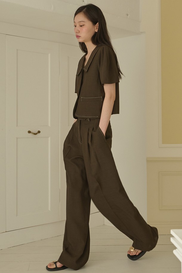 썸머 투턱 와이드 팬츠_브라운은 여름 시즌 시원하게 즐길 수 있는 여성용 와이드 팬츠입니다. 베이직하고 클래식한 무드의 디자인으로, 오피스룩이나 출근룩에 적합합니다. 얇고 부드러운 폴리에스테르 소재로 제작되어 린넨과 유사한 쿨 터치감을 선사하며, 가볍게 착용할 수 있습니다. 투턱 디자인과 메탈 버튼 디테일, 사이드 포켓으로 실용성을 더했으며, 내추럴한 플리츠 디테일이 돋보입니다. 브라운, 네이비, 블랙 세 가지 색상으로 제공됩니다.
