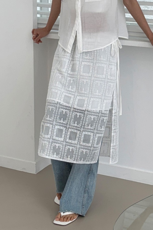 시스루 자수 레이스 슬릿 스커트는 봄, 여름 시즌 여성의 우아하고 엘레강스한 스타일을 완성해 줄 아이템입니다. 부드러운 레이온과 나일론 혼방 소재로 제작되어 편안한 착용감을 선사하며, 릴랙스 핏과 H라인 실루엣으로 은은한 여성스러움을 강조합니다. 허리 스트링으로 사이즈 조절이 가능하며, 롱 사이드 슬릿 디자인이 시원하고 세련된 느낌을 더합니다. 이너 라이닝이 포함되어 비침 걱정 없이, 데이트룩, 카페룩, 휴가룩 등 다양한 TPO에 맞춰 클래식, 미니멀, 로맨틱 스타일을 연출할 수 있습니다. 특히, 시스루 자수 레이스 셔츠와 함께 세트 아이템으로 활용하여 더욱 스타일리시하게 연출해 보세요.
