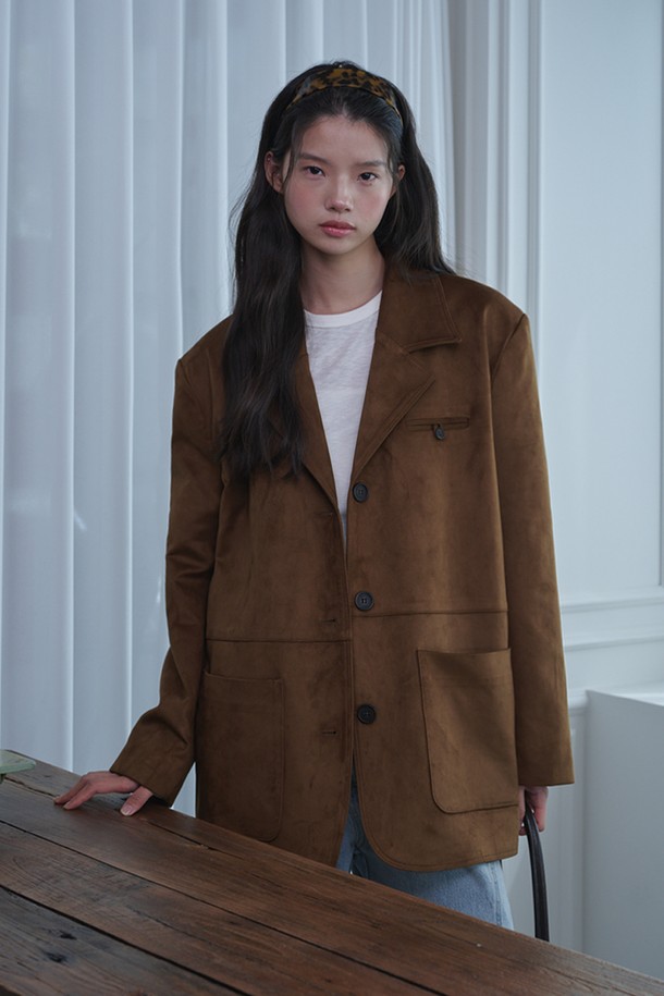 SET_스웨이드 오버핏 3버튼 재킷+포켓 미니 스커트_카멜 세트는 가을, 겨울에 어울리는 여성 의류 세트입니다. 부드러운 스웨이드 텍스처의 카멜 컬러로, 데일리룩과 오피스룩, 모임룩까지 소화 가능한 활용도 높은 아이템입니다. 테일러드 네크라인의 오버핏 3버튼 재킷과 A라인 미니스커트가 세련된 클래식, 미니멀, 시크 스타일을 연출합니다. 자켓에는 포켓 디테일이, 스커트에는 슬릿이 있어 활동성을 더했으며, 안감 처리가 되어 있어 편안하게 착용할 수 있습니다. 폴리에스테르와 스판덱스 혼방으로 제작되어 부드러운 촉감과 우수한 착용감을 선사합니다.
