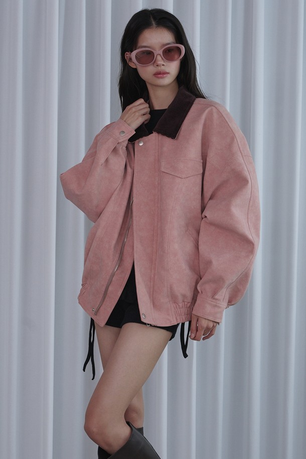 빈티지 무드의 핑크 컬러 봄버 가죽 재킷입니다. 부드러운 촉감의 가죽 소재와 오버핏 크롭 기장으로 캐주얼한 스타일을 연출합니다. 집업 디자인과 긴 소매로 간절기부터 초봄까지 착용하기 좋으며, 데이트룩이나 모임룩에 활용하기 좋습니다. 미니멀, 레트로 무드를 더해 다양한 스타일링을 시도해보세요. 
