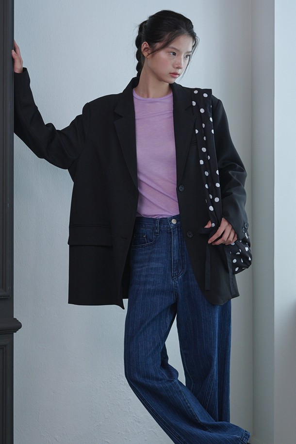 오버핏 백 슬릿 블레이저_블랙은 미니멀한 스타일을 추구하는 여성들을 위한 테일러드 블레이저입니다. 늦가을부터 초겨울까지 착용하기 좋으며, 폴리에스테르와 스판덱스 혼방 소재로 제작되어 편안한 착용감을 제공합니다. 블랙과 브라운 두 가지 색상으로 출시되었으며, 오피스룩, 출근룩, 모임룩 등 다양한 TPO에 활용 가능합니다. 싱글 버튼 여밈 방식에 레귤러 기장으로 세련된 실루엣을 연출하며, 백 슬릿 디테일과 숄더 패드, 웰트 포켓이 특징입니다. 긴 소매 기장과 안감 마감으로 고급스러운 느낌을 더했습니다.
