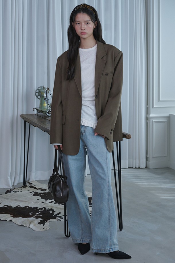 오버핏 백 슬릿 블레이저_브라운은 여성용 아우터로, 간절기와 초겨울에 착용하기 좋습니다. 미니멀한 스타일의 무지 디자인이며, 뻣뻣한 촉감의 폴리에스테르와 스판덱스 혼방 소재로 제작되었습니다. 오버핏 레귤러 기장의 싱글 버튼 블레이저로, 백 슬릿 디테일과 숄더 패드, 왼쪽 가슴 웰트 포켓, 2버튼 디테일, 그리고 주름 방지 가공이 특징입니다. 오피스룩, 출근룩, 모임룩 등 다양한 TPO에 활용 가능하며, 클래식, 미니멀, 시크한 스타일을 연출할 수 있습니다.
