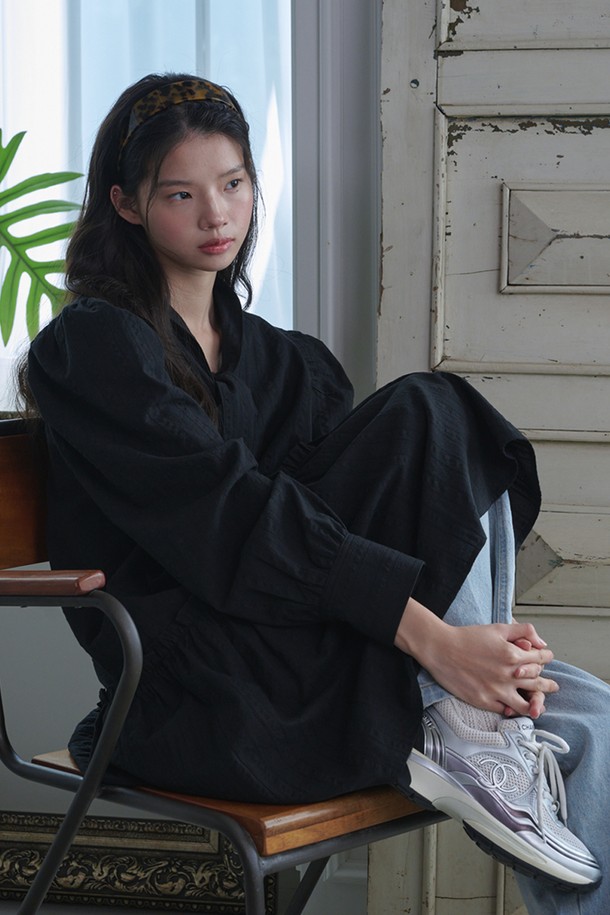 퍼프 슬리브 스카프 미니 드레스_블랙은 스퀘어 넥 라인과 긴 소매, 얇은 두께로 제작되어 봄, 여름, 가을에 착용하기 좋습니다. 블랙과 화이트 색상으로 제공되며, 면 소재 특유의 부드러운 촉감이 특징입니다. 로맨틱하고 우아한 스타일을 연출하며, 스트라이프 패턴이 돋보입니다. 퍼프 소매, 스카프, 허리 러플, 타이 디테일이 더해져 데이트룩, 카페룩, 모임룩 등 다양한 TPO에 맞춰 클래식하고 미니멀하게 스타일링할 수 있습니다. 레귤러핏으로 편안하게 착용 가능하며, 다양한 스타일링이 가능한 매력적인 미니 원피스입니다.
