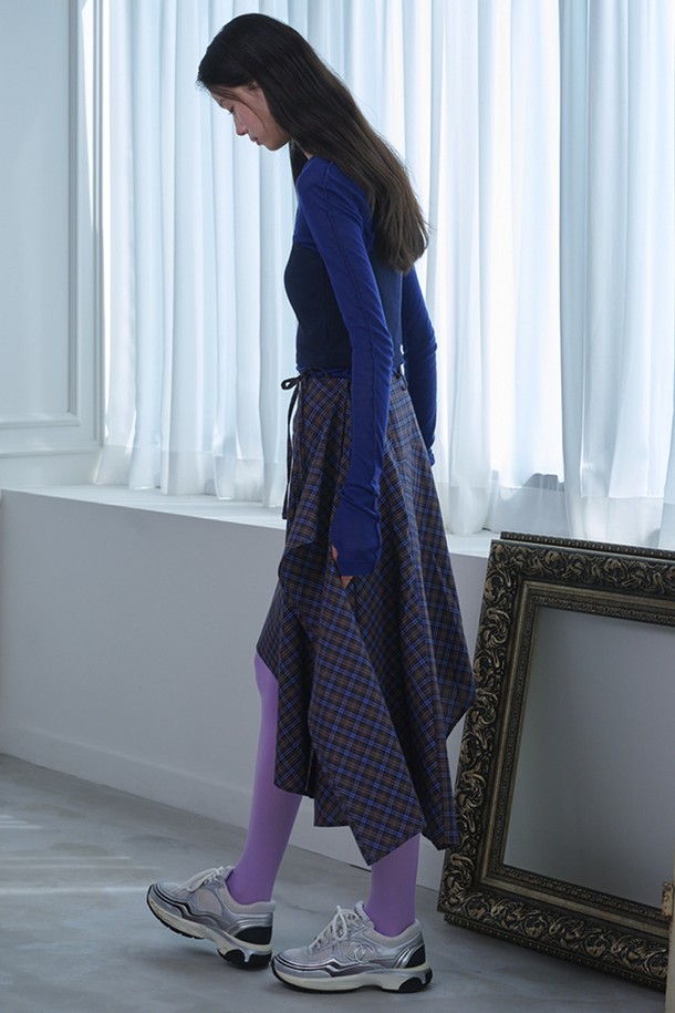 언밸런스 레이어드 체크 스커트_블루는 여성스러운 무드를 연출하는 캐주얼 스타일의 스커트입니다. 블루와 블랙 컬러의 체크 패턴이 돋보이며, 봄, 가을에 착용하기 좋습니다. 면과 폴리에스테르 혼방 소재로 제작되어 편안한 착용감을 선사합니다. 비대칭 밑단과 허리 스트랩, 슬릿, 러플 디테일이 더해져 유니크한 디자인을 완성하며, 안감이 내장되어 있어 레이어드 스타일링이 용이합니다. 데이트룩, 쇼핑룩, 카페룩 등 다양한 TPO에 활용하여 개성 있는 스타일을 연출해보세요.
