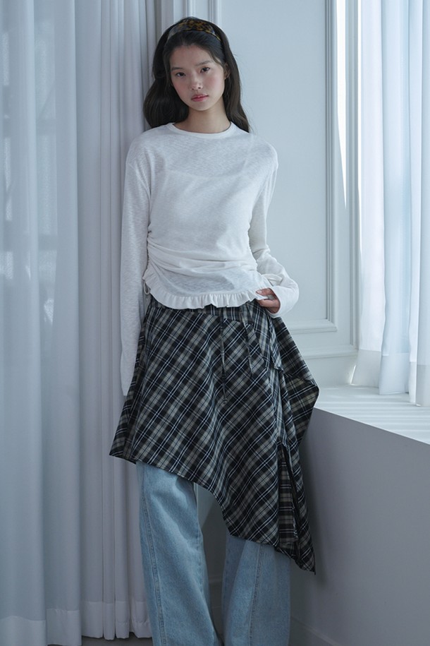 언밸런스 레이어드 체크 스커트_블랙은 모던하면서도 클래식한 스타일을 연출하는 여성용 스커트입니다. 부드러운 면 소재로 제작되어 편안한 착용감을 선사하며, 봄, 가을에 입기 좋습니다. 블랙과 블루 두 가지 색상으로 출시되었으며, 언밸런스 A라인 핏과 레이어드 디자인이 특징입니다. 비대칭 햄라인, 슬릿 및 러플 디테일, 허리 스트링이 더해져 세련된 포인트를 더합니다. 데이트룩, 카페룩, 모임룩 등 다양한 TPO에 맞춰 클래식, 미니멀, 로맨틱 스타일을 연출해보세요.
