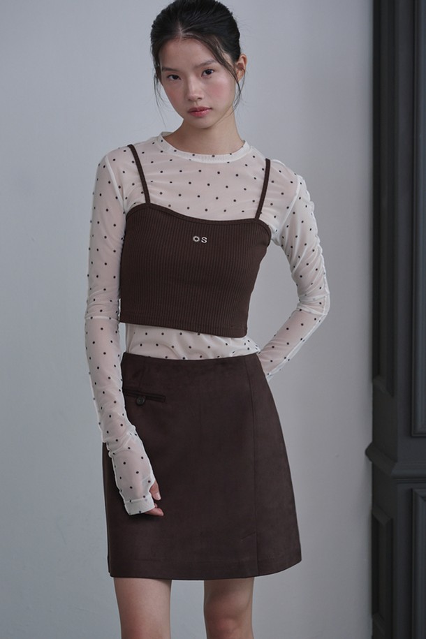 스웨이드 포켓 미니 스커트_다크 브라운은 여성스러운 무드를 연출하는 미니스커트입니다. 가을, 겨울에 어울리는 다크 브라운과 카멜 두 가지 색상으로 출시되었으며, 부드러운 스웨이드 텍스처가 특징입니다. A라인 핏에 3버튼 디자인, 더블 플랩 포켓, 슬릿 디테일이 더해져 클래식하면서도 베이직한 스타일을 완성합니다. 일상, 데이트룩, 카페룩, 겨울 데일리룩 등 다양한 TPO에 활용 가능하며, 미니멀, 시크한 스타일을 즐기는 분들께 추천합니다. 비 또는 눈에 약하니, 착용에 유의해주세요.
