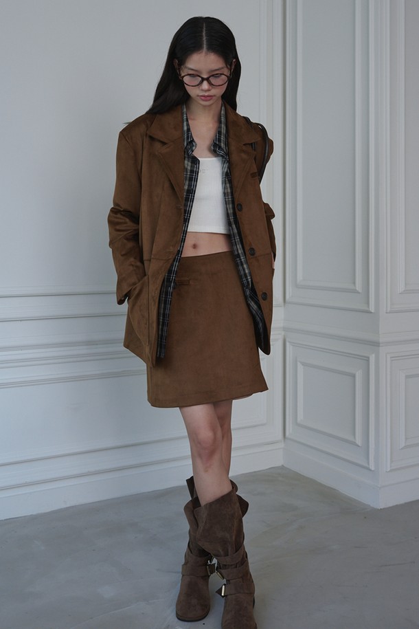 Suede 포켓 미니 스커트_Camel (카멜)은 부드러운 스웨이드 소재로 제작되어 가을과 겨울에 따뜻하게 입을 수 있는 여성용 미니스커트입니다. 베이직하고 클래식한 스타일로, 데이트룩, 겨울 데일리룩, 모임룩 등 다양한 TPO에 활용 가능합니다. A라인 핏에 중간 두께감으로 편안한 착용감을 선사하며, 더블 포켓과 슬릿 디테일, 3버튼 디자인이 특징입니다. 레귤러핏에 안감이 있어 더욱 안정감 있게 착용할 수 있으며, 세트 구성도 가능합니다.
