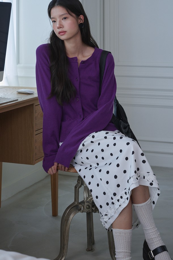 플릴 미디 도트 스커트_화이트는 여성스러운 무드를 연출하는 미디 스커트입니다. 부드러운 폴리에스테르 소재로 제작되어 편안한 착용감을 제공하며, 허리 스트링과 A라인 플레어 핏이 특징입니다. 화이트, 핑크, 블랙 세 가지 색상으로 제공되며, 프릴 디테일과 도트 무늬가 로맨틱한 분위기를 더합니다. 데이트룩, 카페룩, 봄 소풍룩 등 다양한 TPO에 활용 가능하며, 안감이 있어 비침 걱정 없이 플로우 실루엣을 즐길 수 있습니다.
