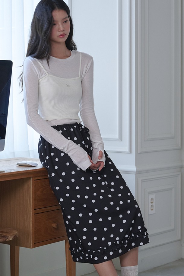 프릴 미디 도트 스커트_블랙은 페미닌하고 로맨틱한 무드를 연출하는 여성용 미디스커트입니다. 블랙, 핑크, 화이트 세 가지 컬러로 출시되었으며, 봄, 여름에 잘 어울리는 얇은 두께의 폴리에스테르 소재로 제작되었습니다. 허리 밴딩과 A라인 핏으로 편안하면서도 자연스러운 실루엣을 선사하며, 밑단 프릴 디테일이 여성스러움을 더합니다. 데이트룩, 카페룩, 봄 소풍룩 등 다양한 TPO에 활용하기 좋으며, 로맨틱, 미니멀, 클래식 스타일을 즐기는 분들께 추천합니다. 부드러운 촉감과 안감 처리로 편안하게 착용할 수 있습니다.
