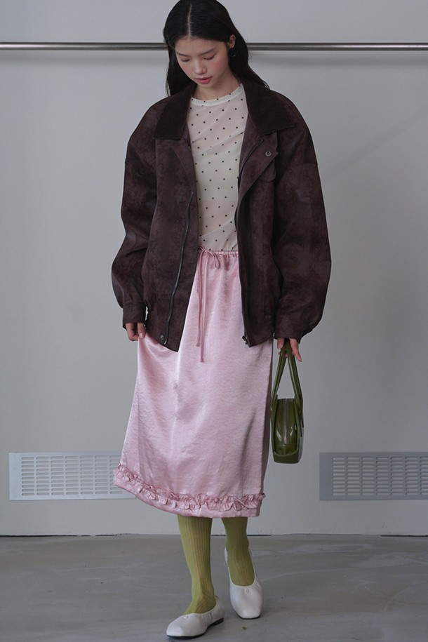 프릴 미디 새틴 스커트_핑크는 여성스러운 무드를 연출하는 미디 길이의 스커트입니다. 얇고 부드러운 폴리에스테르 소재로 제작되어 봄, 여름에 시원하게 착용하기 좋습니다. 허리 스트링으로 사이즈 조절이 가능하며, 실키한 광택감과 자연스러운 드레이핑이 특징입니다. 밑단 프릴 디테일이 더해져 우아하고 페미닌한 스타일을 완성하며, 데이트룩, 카페룩, 쇼핑룩 등 다양한 TPO에 활용하기 좋습니다. 로맨틱, 미니멀, 클래식 스타일을 즐기는 분들께 추천합니다.
