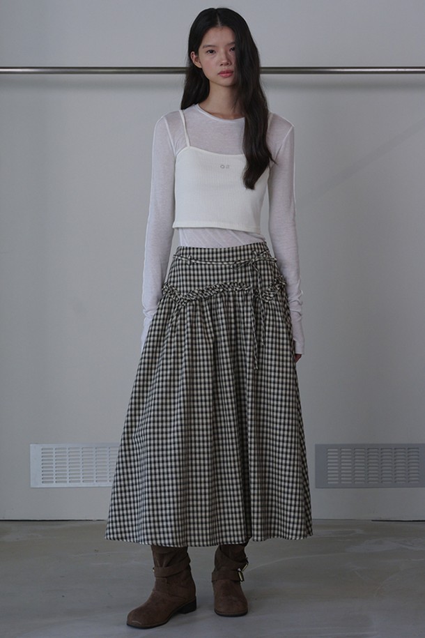 요크 프릴 체크 맥시 스커트_블랙은 여성스러운 무드를 연출하는 A라인 스커트입니다. 부드러운 면과 폴리에스테르 혼방 소재로 제작되어 편안한 착용감을 선사하며, 안감이 있어 비침 걱정 없이 입을 수 있습니다. 요크 라인과 프릴 디테일이 로맨틱한 분위기를 더하고, 체크 패턴이 클래식한 매력을 더합니다. 루즈핏으로 활동성을 높였으며, 블랙과 베이지 컬러로 출시되어 다양한 상의와 매치하여 데이트룩, 카페룩, 모임룩 등 다채로운 스타일을 연출할 수 있습니다. 봄, 가을 계절에 적합하며, 페미닌하고 미니멀한 스타일을 선호하는 분들께 추천합니다.
