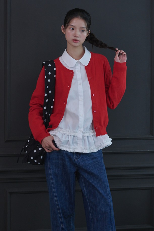 프릴 레이어드 코튼 블라우스_화이트는 여성스러운 무드를 연출하는 블라우스입니다. 부드러운 면 소재로 제작되어 봄, 여름 시즌에 시원하고 편안하게 착용할 수 있습니다. 라운드 넥에 긴 소매, 레귤러 핏으로 디자인되었으며, 프릴 디테일과 2단 레이어드 디자인이 특징입니다. 크롭 기장으로 제작되어 데이트룩, 카페룩, 쇼핑룩 등 다양한 TPO에 활용 가능하며 미니멀, 클래식, 로맨틱 스타일을 즐겨 입는 분들께 추천합니다. 단독 또는 레이어드하여 다양한 스타일을 연출해 보세요.
