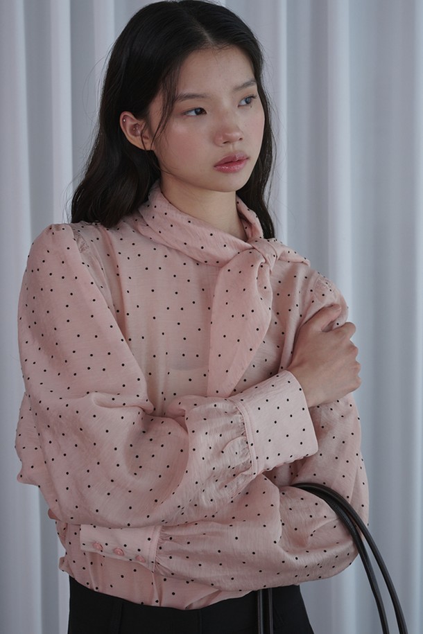 도트 스카프 블라우스_핑크는 여성스러운 무드를 연출하는 상의입니다. 부드러운 폴리에스테르 소재로 제작되어 봄, 여름 시즌에 시원하게 착용할 수 있습니다. 얇은 두께감과 레귤러 핏으로 편안함을 선사하며, 라운드넥과 긴 소매, 스카프 디테일이 특징입니다. 도트 패턴과 핑크 컬러가 페미닌한 스타일을 완성하며, 데이트룩, 모임룩, 소개팅룩 등 다양한 TPO에 로맨틱, 클래식, 미니멀한 스타일로 연출하기 좋습니다.
