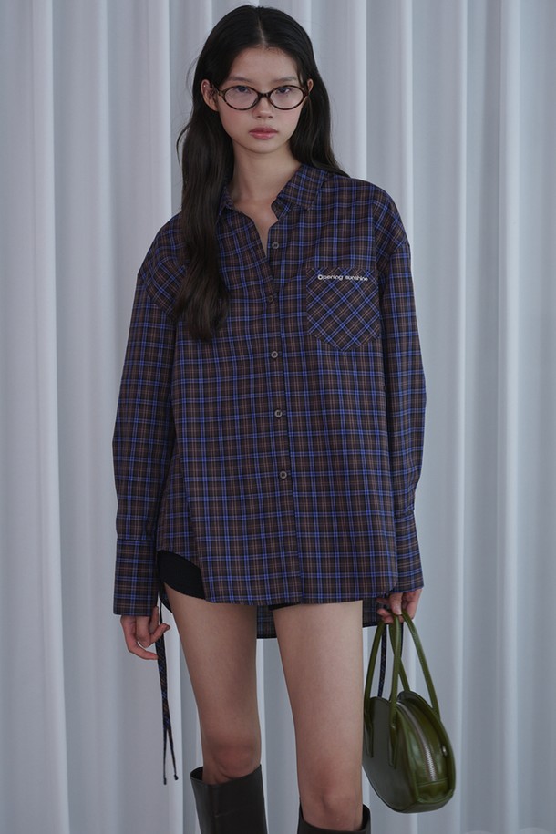 체크 블루 리본 디테일 오버핏 코튼 셔츠는 여성들을 위한 상의입니다. 봄, 가을에 어울리는 긴 소매 셔츠로, 클래식과 캐주얼 스타일을 모두 소화할 수 있습니다. 면 소재로 제작되었으며, 칼라넥과 가슴 포켓, 브랜드 로고 자수, 리본 소매 디테일이 특징입니다. 오버핏으로 편안하게 착용 가능하며, 데이트룩, 오피스룩, 모임룩 등 다양한 TPO에 활용할 수 있습니다. 언밸런스 스커트와 세트 연출하여 더욱 스타일리시하게 즐길 수 있습니다.
