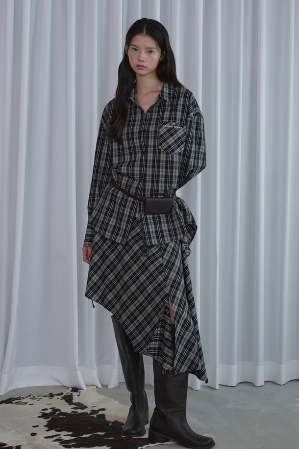 리본 디테일 오버핏 코튼 셔츠_체크 블랙은 클래식과 캐주얼 무드를 넘나드는 여성 셔츠입니다. 봄, 가을에 적합하며, 데이트룩, 오피스룩, 출근룩 등 다양한 TPO에 활용할 수 있습니다. 

세미 오버핏 실루엣에 긴소매, 칼라넥 디자인이 특징이며, 가슴 포켓과 리본 소매 디테일이 여성스러운 포인트를 더합니다. 면 소재로 제작되어 편안한 착용감을 선사하며, 블랙, 화이트, 블루 3가지 색상의 체크 패턴으로 출시되었습니다. 

클래식, 캐주얼,  미니멀 스타일을 즐겨 입는 분들께 추천합니다. 브랜드 로고 자수 디테일이 디자인의 완성도를 높여줍니다.
