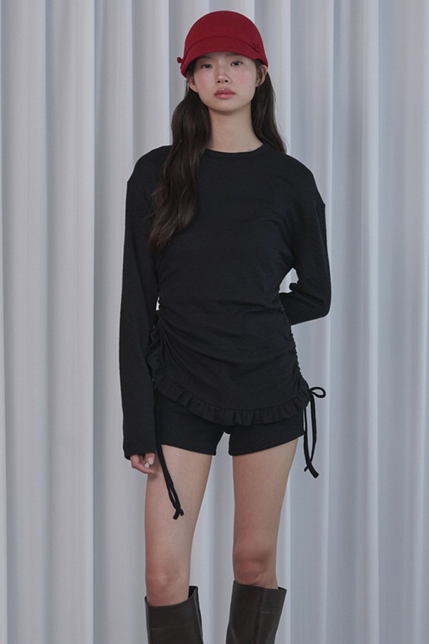 사이드 셔링 프릴 롱 슬리브 티셔츠_블랙은 페미닌한 무드를 연출하는 여성 티셔츠입니다. 모달과 스판덱스 혼방 소재로 부드러운 촉감과 뛰어난 신축성을 자랑하며, 사계절 내내 활용 가능합니다. 레귤러 핏에 라운드넥 디자인으로, 일상복으로 편안하게 착용하거나, 데이트룩 또는 카페룩으로 스타일리시하게 연출할 수 있습니다. 사이드 셔링 디테일과 프릴 장식이 포인트이며, 단독 또는 레이어드하여 다양한 스타일을 완성할 수 있습니다. 블랙과 아이보리 두 가지 색상으로 출시되었습니다.
