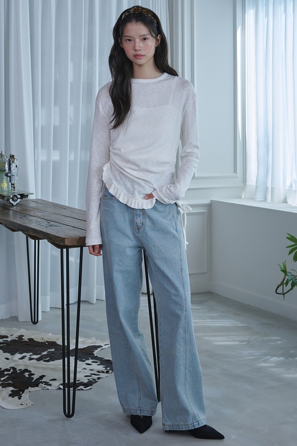 아이보리 색상의 사이드 셔링 프릴 롱 슬리브 티셔츠입니다. 부드러운 모달과 스판덱스 혼방 소재로 제작되어 편안한 착용감을 선사합니다. 옆면 셔링과 프릴 디테일이 우아한 분위기를 연출하며, 슬럽 텍스처로 은은한 포인트를 더했습니다. 단독 또는 레이어드하여 사계절 내내 다양하게 활용 가능하며, 데이트룩, 카페룩 등 스타일에 미니멀, 클래식, 로맨틱 무드를 더해줍니다. 라운드넥과 레귤러핏으로 부담 없이 즐겨 입을 수 있습니다.
