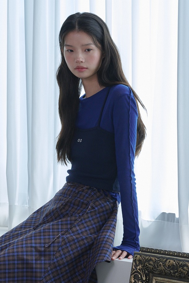 시스루 울 저지 티셔츠_블루는 가을, 겨울 시즌 여성 의류입니다. 부드러운 촉감의 울과 레이온 혼방 소재로 제작되었으며, 슬림핏 라운드넥 디자인입니다. 얇은 두께의 긴소매 티셔츠로, 손가락 홀과 백 심라인, 소매 심라인 디테일이 특징입니다. 다양한 스타일 연출이 가능하며, 단독 또는 레이어드하여 데이트룩, 카페룩, 겨울 데일리룩 등 다채로운 TPO에 활용할 수 있습니다. 미니멀, 클래식, 시크 스타일을 즐기는 분들께 추천합니다.
