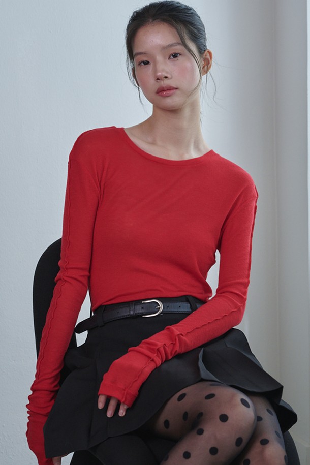 시스루 울 저지 티셔츠_레드입니다. 부드러운 촉감의 울, 텍스타일 혼방 소재로 제작되어 가을, 겨울에 따뜻하게 착용할 수 있습니다. 슬림핏 라운드넥 디자인에 긴 소매, 손가락 구멍 디테일이 더해져 베이직하면서도 세련된 무드를 연출합니다. 얇은 두께감의 시스루 소재로 단독 또는 레이어드하여 다양한 스타일을 연출할 수 있으며, 립 디테일로 포인트를 더했습니다. 겨울 데일리룩에 미니멀, 클래식, 캐주얼 스타일을 더해보세요.
