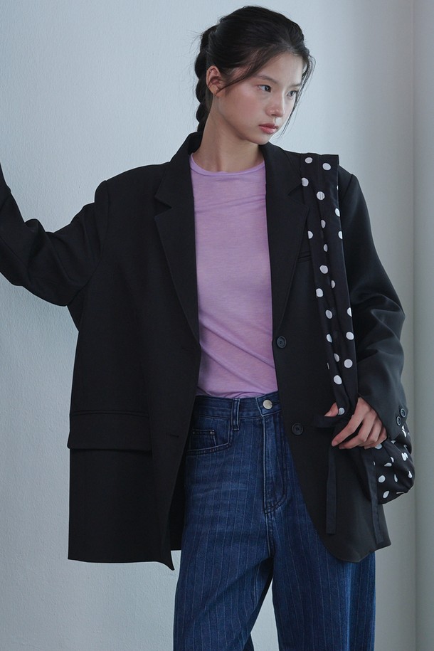 라벤더 색상의 See-Through 울 저지 티셔츠입니다. 부드러운 촉감의 울과 텍스타일 혼방 소재로 제작되어 가을, 겨울철 보온성을 제공합니다. 슬림핏 라운드넥 긴소매 디자인으로, 베이직하면서도 미니멀, 클래식, 캐주얼 스타일을 연출하기 좋습니다. 백 슬릿, 소매 슬릿, 립 디테일, 핑거홀 디테일과 신축성으로 활동성을 더했습니다. 겨울 데일리룩과 출근룩에 활용하기 좋은 아이템입니다.
