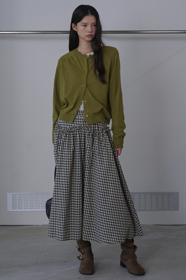 올리브 컬러의 라운드 넥 메리노 울 가디건입니다. 부드러운 촉감의 메리노 울 소재로 제작되어 봄, 가을에 따뜻하고 편안하게 착용하기 좋습니다. 레귤러 핏에 긴 소매 기장으로, 베이직하면서도 클래식한 스타일을 연출합니다. 출근룩, 오피스룩, 모임룩 등 다양한 TPO에 활용할 수 있으며, 버튼 여밈 디테일로 포인트를 더했습니다. 미니멀하고 세련된 디자인으로 어떤 옷에도 잘 어울려 데일리 아이템으로 활용하기 좋습니다.
