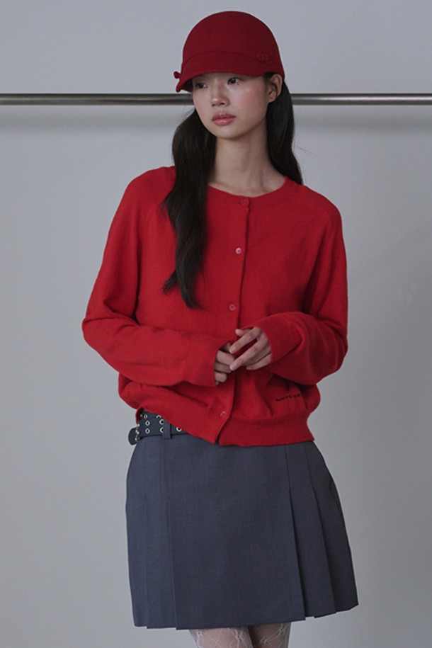 **라운드 넥 메리노 울 가디건_레드**는 부드러운 촉감의 메리노 울 소재로 제작되어 가을과 겨울에 따뜻하게 착용하기 좋은 여성용 가디건입니다. 베이직하고 미니멀한 디자인으로 출근룩, 모임룩 등 다양한 TPO에 활용 가능하며, 레귤러핏과 라운드 넥, 긴 소매 기장이 특징입니다. 얇은 두께감으로 간절기에도 부담 없이 즐길 수 있으며, 무지 디자인과 버튼 여밈 디테일로 클래식, 미니멀, 캐주얼 스타일을 연출하기 좋습니다. 크롭 기장으로 세련된 실루엣을 완성합니다.
