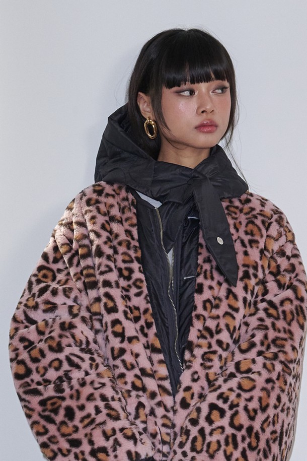 차콜 퀼티드 패딩 바라클라바는 겨울철 추위를 막아주는 보온성을 갖춘 모자입니다. 나일론과 폴리에스테르 소재로 제작되어 두꺼운 두께감과 패딩 촉감을 제공합니다. 퀼팅 처리된 디자인은 캐주얼, 미니멀, 클래식 스타일을 모두 아우르며, 어떤 옷차림에도 잘 어울립니다. 차콜 및 브라운 두 가지 색상으로 출시되어 취향에 맞게 선택할 수 있습니다. 일상생활에서 스타일리시하게 겨울을 즐길 수 있는 필수 아이템입니다.
