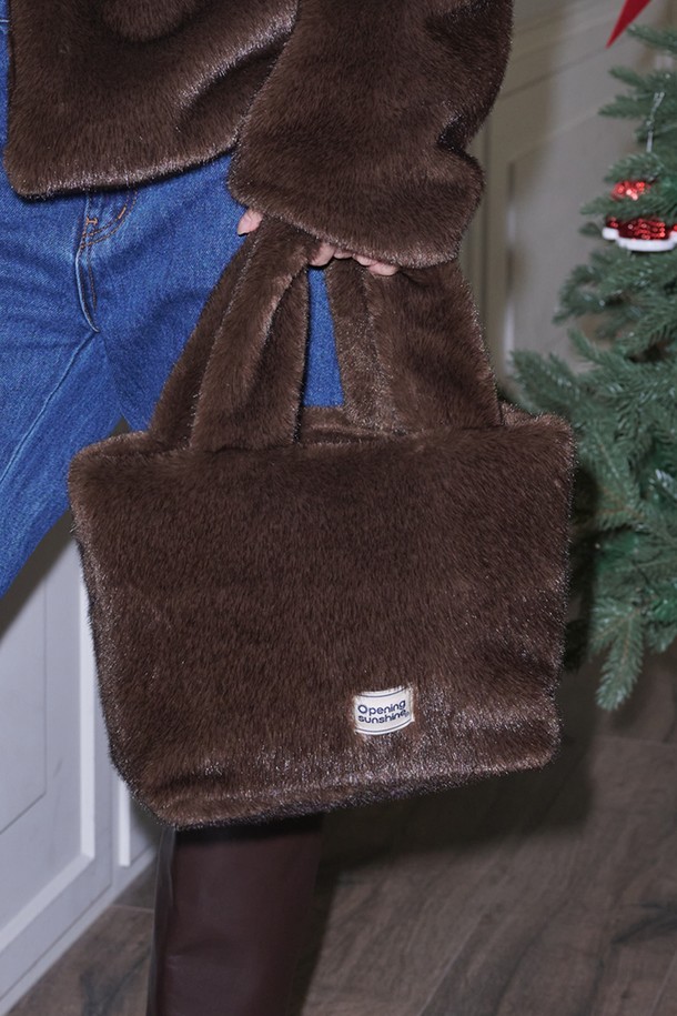 부드러운 퍼(Fur) 소재와 브라운 컬러가 돋보이는 소프트 퍼 토트백입니다. 여성 의류에 어울리는 디자인으로, 클래식, 미니멀, 로맨틱 스타일을 즐겨 입는 분들께 추천합니다. 데이트룩, 모임룩, 연말 모임룩 등 다양한 TPO에 활용하기 좋습니다. 사각형 모양에 퍼(Fur) 디자인 장식이 더해져 포근하고 세련된 느낌을 선사합니다. 부드러운 촉감의 토트백으로 편안하게 스타일을 완성해보세요.
