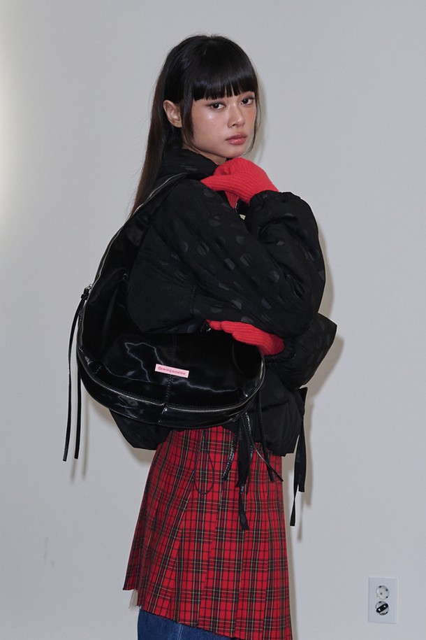 블랙 컬러의 지퍼 디테일 샤이닝 숄더백입니다. 폴리우레탄과 폴리에스터 소재로 제작되어 은은한 광택이 돋보이며, 시크하고 미니멀한 스타일을 연출합니다. 오피스룩, 출근룩, 모임룩 등 다양한 TPO에 활용하기 좋으며, 지퍼형 잠금 방식으로 내용물을 안전하게 보관할 수 있습니다. ONE SIZE로 출시되어 누구나 편안하게 착용 가능하며, 클래식한 디자인으로 유행을 타지 않고 오래도록 사용할 수 있습니다.
