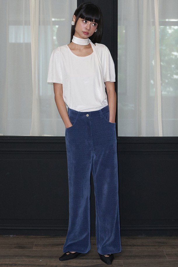 벨보티 Corduroy Wide Pants_데님 블루는 부드러운 촉감의 벨벳, 코듀로이, 데님 소재가 혼합된 와이드 팬츠입니다. 가을, 겨울 시즌에 어울리는 두꺼운 두께감과 루즈핏으로 편안한 착용감을 선사합니다. 데님 블루 컬러의 무지 디자인으로 캐주얼, 클래식, 미니멀 스타일을 모두 소화할 수 있습니다. 데이트룩, 모임룩, 출근룩 등 다양한 TPO에 활용 가능하며, 어떤 상의와도 매치하기 용이합니다. 폭넓은 스타일 소화력으로 당신의 겨울 스타일링에 포인트를 더해보세요.
