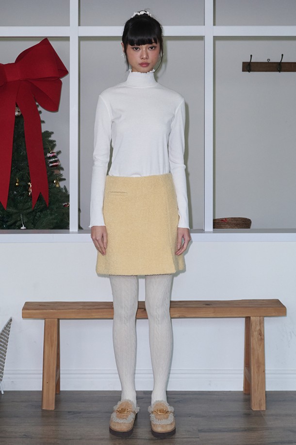 버터 컬러의 부클 울 포켓 미니 스커트입니다. 부드러운 촉감과 따뜻한 두께감으로 가을, 겨울철 데일리룩과 일상룩에 활용하기 좋습니다. A라인 핏과 미니멀, 베이직한 디자인으로 다양한 상의와 매치하기 용이합니다. 울 소재 특유의 고급스러움과 포켓 디테일이 실용성을 더했습니다. 레귤러 핏으로 편안하게 착용 가능하며, 베이직한 디자인으로 유행을 타지 않아 오랫동안 즐겨 입을 수 있습니다.
