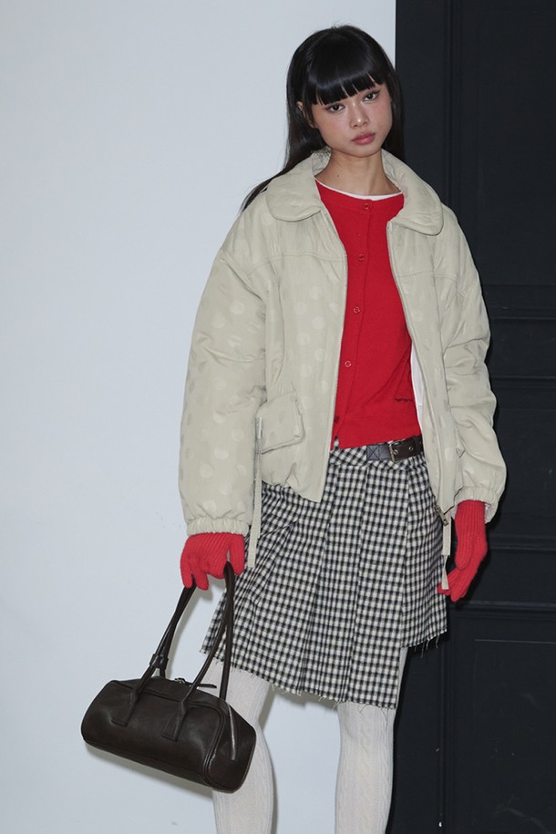 베이지 컬러의 버클 플리츠 체크 랩 미니 스커트입니다. 여성 의류로, 데이트룩, 모임룩, 소개팅룩에 어울리는 스타일을 연출할 수 있습니다. 클래식, 미니멀, 걸리시 무드를 자아내며, 체크 패턴과 랩 디자인, 플리츠 디테일이 특징입니다. 미니 기장으로 다리가 길어 보이는 효과를 주며, 버클 장식이 포인트로 더해져 세련된 느낌을 선사합니다.
