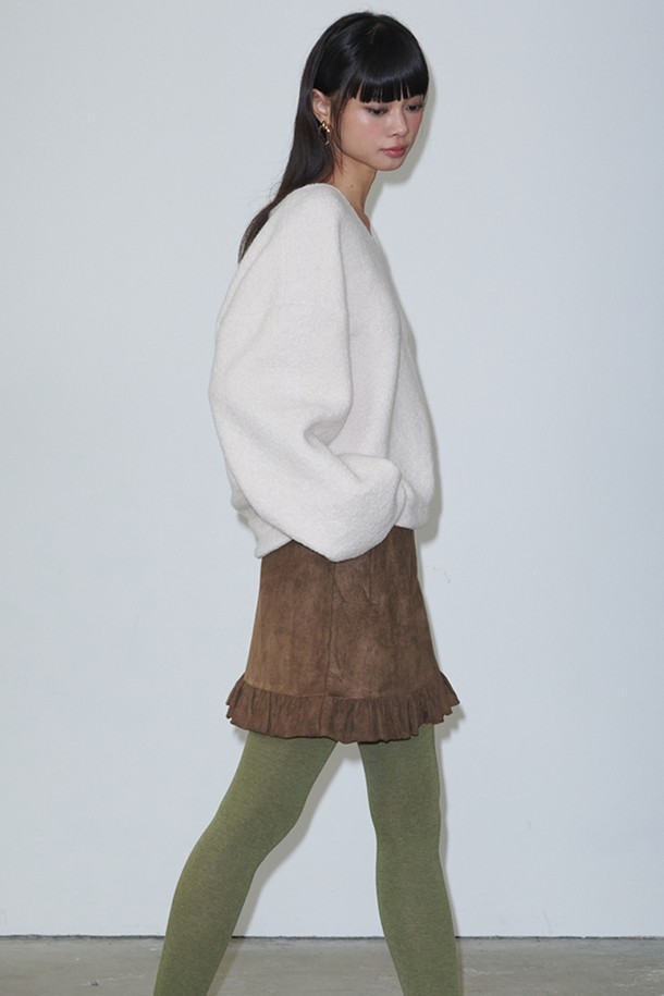 부드러운 스웨이드 소재의 여성용 "스웨이드 프릴 미니 스커트_브라운"입니다. 가을과 겨울에 어울리는 캐주얼 스타일의 미니스커트로, 프릴 디테일이 여성스러운 분위기를 더합니다. 데이트룩, 캐주얼, 클래식, 미니멀한 스타일 연출에 적합하며, 따뜻하고 포근한 느낌을 선사합니다. 무지 디자인으로 어떤 상의와도 쉽게 매치하여 다양한 스타일을 연출할 수 있습니다. 브라운 컬러는 계절에 어울리는 차분하고 세련된 느낌을 줍니다.
