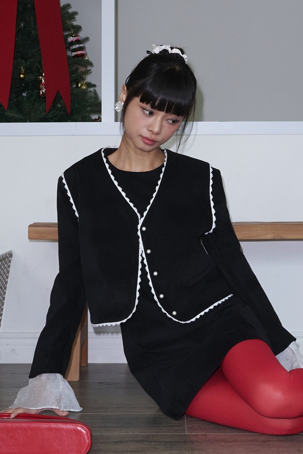 레이스 트리밍 벨벳 베스트_블랙은 여성스럽고 시크한 무드를 연출하는 상의입니다. 부드러운 벨벳 소재에 레이스 디테일이 더해져 고급스러운 분위기를 자아냅니다. 민소매 디자인으로 가을, 겨울철 데이트룩, 모임룩, 연말 모임룩에 활용하기 좋습니다. 블랙 컬러로 어떤 스타일에도 쉽게 매치할 수 있으며, 클래식, 미니멀, 시크 스타일을 연출하기 좋습니다.
