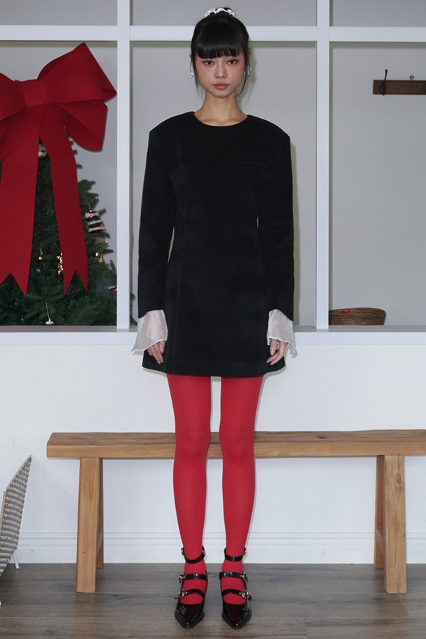 블랙 레이스 트리밍 벨벳 베스트는 가을과 겨울, 당신의 엘레강스한 스타일을 완성해 줄 아이템입니다. 부드러운 촉감의 벨벳 소재에 섬세한 레이스 트리밍 디테일이 더해져 고급스러운 분위기를 자아냅니다. 슬림핏 H라인으로, 모임룩, 연말 모임룩, 데이트룩 등 특별한 날을 위한 완벽한 선택입니다. 브이넥 디자인과 민소매 기장으로 클래식, 미니멀, 시크한 스타일을 연출해보세요. 두꺼운 두께감으로 따뜻함까지 더했습니다.
