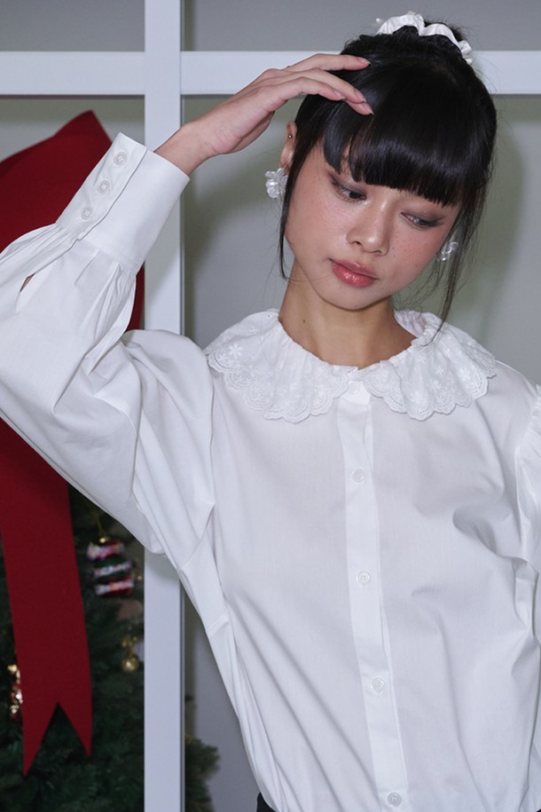 레이스 카라 퍼프 블라우스_화이트는 로맨틱한 무드를 연출하는 여성 블라우스입니다. 화이트 컬러의 레이스 소재가 돋보이며, 데이트룩, 소개팅룩, 모임룩에 적합합니다. 퍼프 소매 디테일이 사랑스러운 분위기를 더하며, 클래식, 걸리시 스타일을 즐기는 분들께 추천합니다. 특히 카라 디자인이 페미닌한 느낌을 강조하여 여성스러운 매력을 극대화합니다.
