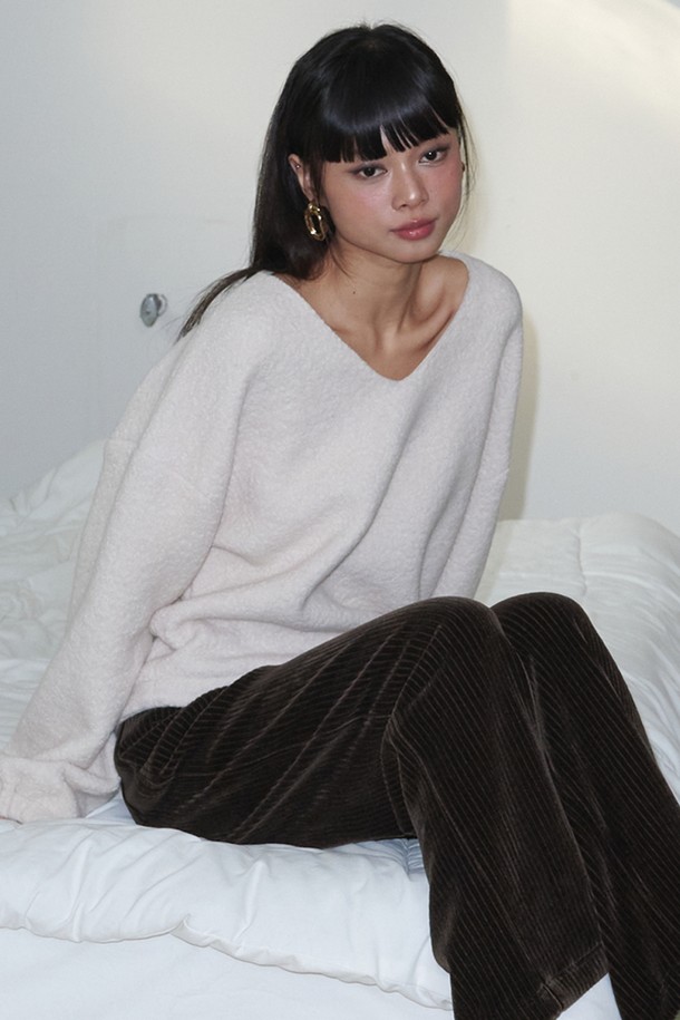 아이보리 컬러의 브이넥 부클 울 100% 루즈핏 티셔츠입니다. 가을, 겨울 시즌에 어울리는 두꺼운 두께감과 부드러운 촉감의 부클레 원단으로 제작되었습니다. 캐주얼, 클래식, 미니멀 스타일을 모두 아우르며, 출근룩과 모임룩으로 활용하기 좋습니다. 넉넉한 루즈핏과 긴소매 디자인으로 편안한 착용감을 선사합니다.
