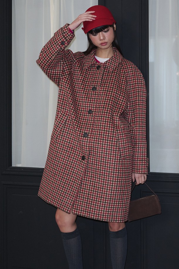 체크 패턴 래글런 싱글 롱 코트_레드는 캐주얼과 클래식 스타일을 모두 아우르는 아우터입니다. 가을과 겨울, 두 계절에 걸쳐 활용 가능하며, 래글런 디자인과 싱글 버튼 여밈으로 편안하면서도 세련된 핏을 연출합니다. 롱 기장의 레드 컬러 체크 코트는 데이트룩, 출근룩, 모임룩 등 다양한 TPO에 매치하여 개성 있는 스타일을 완성할 수 있습니다. 두꺼운 두께감으로 따뜻함을 더하며, 미니멀한 스타일을 선호하는 분들께도 추천합니다.

