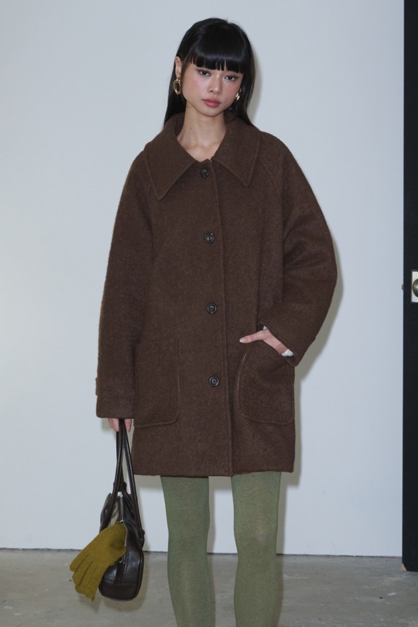 부클 하프 울 코트_브라운은 여성 고객을 위한 가을, 겨울 시즌 필수 아우터입니다. 브라운 컬러의 부드러운 부클 소재와 하프 기장으로, 클래식, 베이직, 캐주얼 스타일을 모두 소화할 수 있습니다. 두꺼운 두께감으로 따뜻함을 선사하며, 출근룩과 모임룩에 모두 잘 어울리는 활용도 높은 아이템입니다. 긴 소매 기장과 무지 디자인으로 미니멀한 스타일을 연출하기 좋습니다. 울 소재 특유의 고급스러운 분위기를 느껴보세요.
