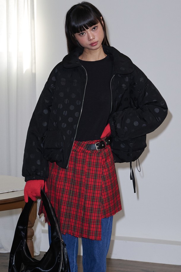 도트 패턴 패딩 재킷_블랙은 겨울철 따뜻함과 스타일을 동시에 연출할 수 있는 아우터입니다. 두꺼운 두께감으로 뛰어난 보온성을 제공하며, 도트 패턴이 캐주얼하고 미니멀한 무드를 더합니다. 출근룩, 데이트룩, 여행룩 등 다양한 TPO에 활용 가능하며, 어떤 스타일에도 쉽게 매치할 수 있습니다. 부드러운 촉감의 긴 소매 디자인으로 편안한 착용감을 선사합니다. 블랙 컬러로 어떤 옷에도 잘 어울려 활용도가 높습니다.
