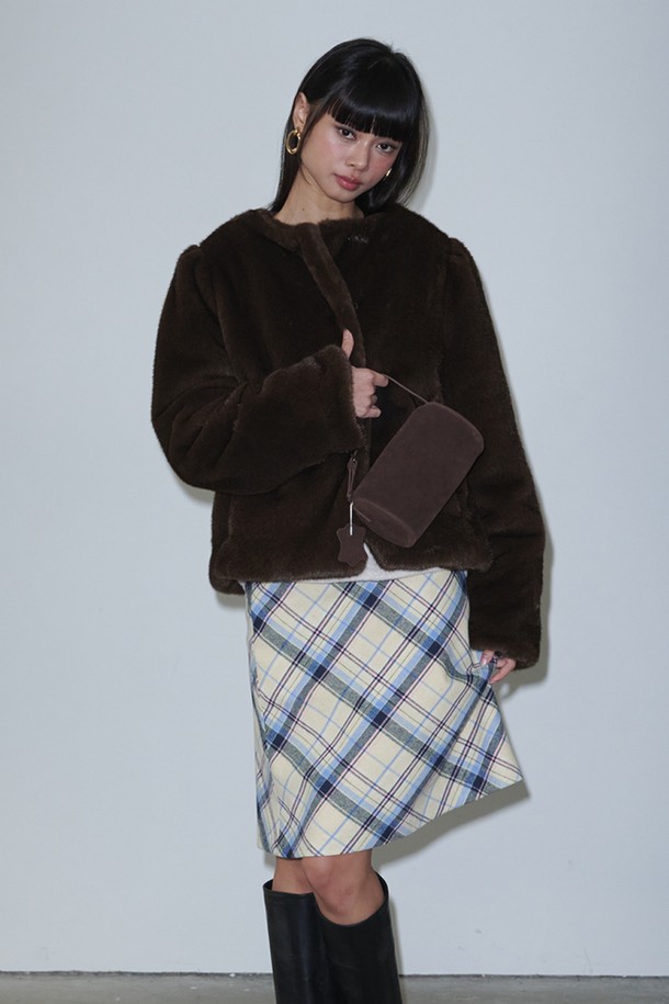 부드러운 퍼 소재의 '소프트 퍼 재킷+머플러_브라운'은 겨울철 우아하고 클래식한 스타일을 완성해 줄 퍼 코트입니다. 오픈 스타일의 레귤러핏으로 제작되었으며, 톤 다운된 브라운 컬러와 무지 디자인이 고급스러운 분위기를 자아냅니다. 머플러 세트 구성으로 보온성을 높였으며, 부드러운 촉감과 두꺼운 두께감으로 포근하게 착용할 수 있습니다. 모임룩, 데이트룩, 연말 모임룩 등 다양한 TPO에 활용 가능하며, 클래식, 미니멀, 시크 스타일을 연출하기 좋습니다. 긴 소매 기장의 레귤러 기장으로 어떤 옷에도 잘 어울립니다.
