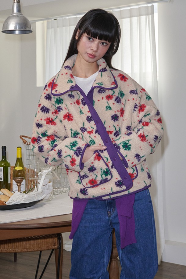 베이지 컬러의 플라워 패턴 플리스 재킷입니다. 포근하고 부드러운 플리스 소재로 제작되어 가을과 겨울철 따뜻하게 입을 수 있습니다. 캐주얼한 스타일로 일상복으로 활용하기 좋으며, 집업 방식으로 편안하게 착용 가능합니다. 두께감이 있어 추운 날씨에도 든든하게 몸을 감싸줍니다. 플라워 패턴이 돋보이는 디자인으로, 미니멀한 룩에 포인트를 더해줍니다.
