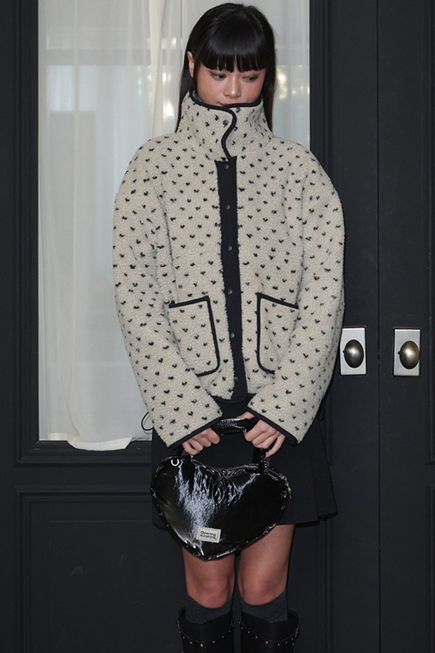 아이보리 컬러의 하트 도트 패턴 플리스 재킷입니다. 부드러운 촉감의 플리스 소재로 제작되어 가을, 겨울철 따뜻하게 입을 수 있습니다. 캐주얼 스타일로 일상에서 편안하게 착용하기 좋으며, 귀여운 하트 도트 무늬가 특징입니다. 두꺼운 두께감으로 보온성을 높였으며, 긴 소매 디자인입니다.
