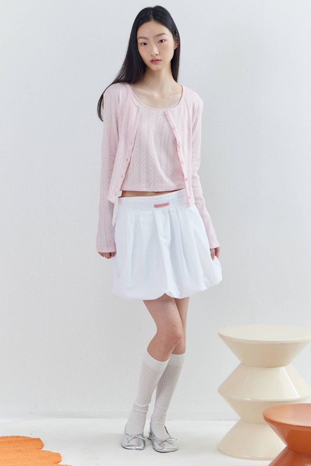 Eyelet Sleeveless Cropped Top_Pink (아이렛 슬리브리스 크롭 탑_핑크)는 페미닌한 무드를 연출하는 여성용 상의입니다. 면 소재로 제작되어 부드러운 촉감을 선사하며, 봄, 여름 계절에 시원하게 착용하기 좋습니다. 라운드넥에 아일렛 디테일이 돋보이며, 민소매와 크롭 기장으로 시원하고 세련된 스타일을 완성합니다. 데이트룩, 카페룩, 여행룩 등 다양한 TPO에 로맨틱하고 미니멀한 스타일을 더해줍니다. 매칭되는 아일렛 가디건과 세트 착용하여 더욱 매력적인 룩을 연출할 수 있습니다.
