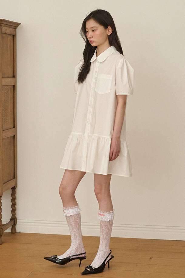 라운드 카라 퍼프 소매 미니 셔츠 원피스_화이트는 여성스러움을 극대화하는 셔츠 원피스입니다. 얇고 시원한 면, 폴리에스테르, 폴리우레탄 혼방 소재로 제작되어 봄, 여름에 편안하게 착용 가능합니다. 라운드 넥과 퍼프 소매 디자인이 우아하고 페미닌한 분위기를 연출하며, 미니 기장으로 다리가 길어 보이는 효과를 줍니다. 앞면 버튼 여밈으로 간편하게 입고 벗을 수 있으며, 벨트를 활용하여 다양한 스타일을 연출할 수 있습니다. 데이트룩, 카페룩, 쇼핑룩 등 다양한 TPO에 맞춰 클래식, 미니멀, 로맨틱한 스타일을 완성해보세요.
