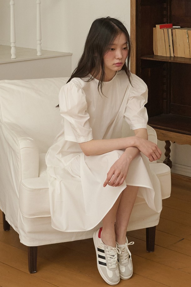 백 리본 셔링 드레스는 여성스러운 분위기를 연출하는 캐주얼 원피스입니다. 부드러운 면, 나일론, 스판덱스 혼방 소재로 제작되어 편안한 착용감을 선사하며, 은은한 광택감이 고급스러운 느낌을 더합니다. 라운드넥에 백 리본 디테일, 퍼프 소매, 밑단 러플 디자인이 돋보이며, 미니 기장으로 경쾌한 스타일을 완성합니다. 데이트룩, 카페룩, 봄 소풍룩 등 다양한 TPO에 활용 가능하며, 스타일은 걸리시, 미니멀룩을 즐기는 분들께 추천합니다. 화이트와 블랙 두 가지 컬러로 만나보세요.
